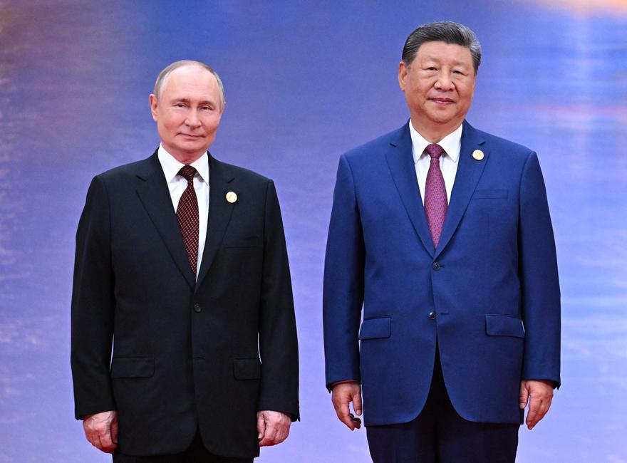 Le président russe Vladimir Poutine et le président chinois Xi Jinping posent lors d'une cérémonie d'accueil lors du sommet de l'Organisation de coopération de Shanghai (OCS) à Tianjin, le 31 août 2025. (Image d'illustration)