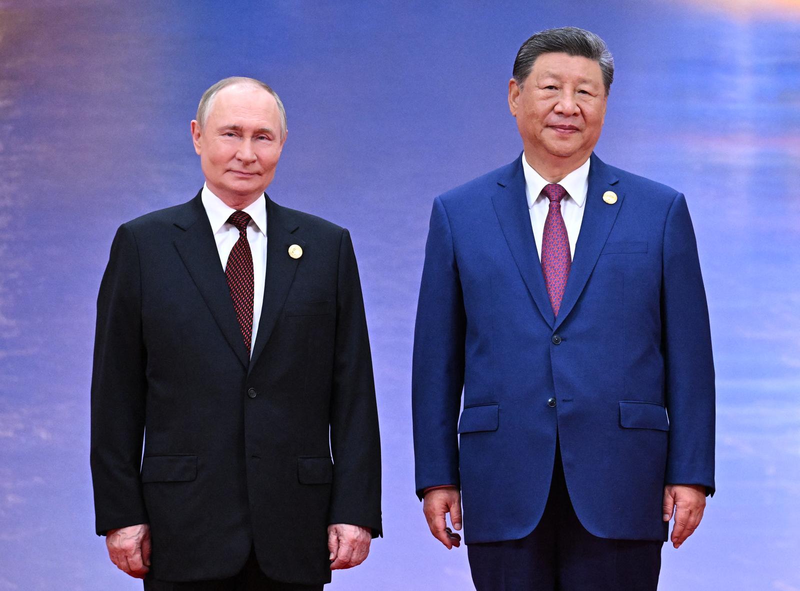 Le président russe Vladimir Poutine et le président chinois Xi Jinping posent lors d'une cérémonie d'accueil lors du sommet de l'Organisation de coopération de Shanghai (OCS) à Tianjin, le 31 août 2025. (Image d'illustration)