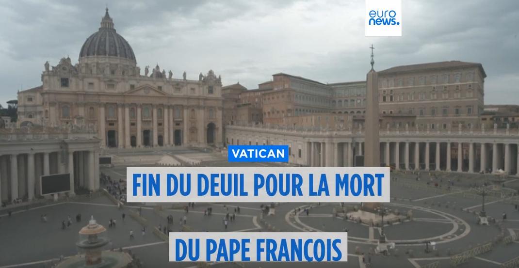 Place Saint Pierre, fin du deuil du Pape François.