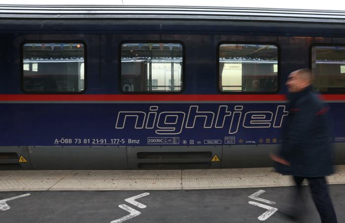 Un employé de la SNCF passe devant un wagon du train Berlin-Paris « nightjet » après son arrivée à la gare de l'Est à Paris, le 12 décembre 2023.