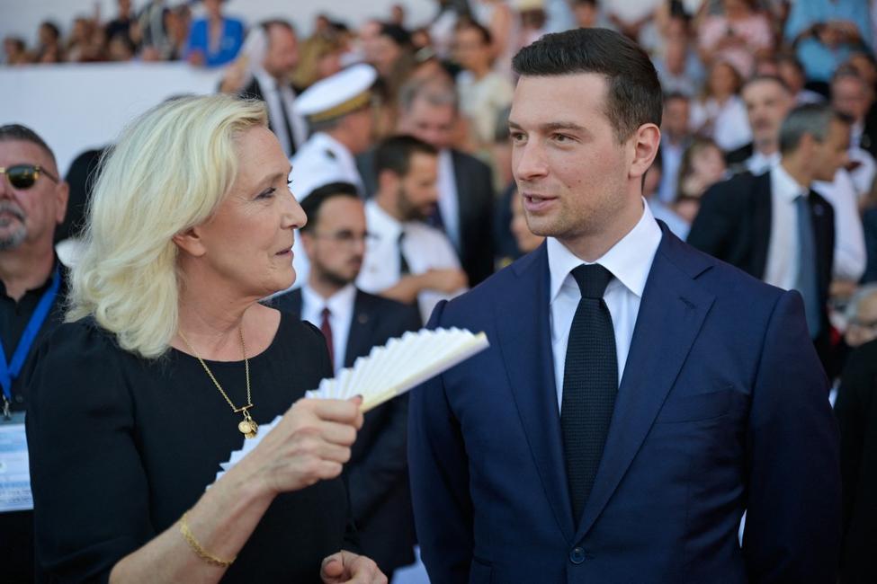 Marine Le Pen et Jordan Bardella, président du Rassemblement National (RN), lors de la cérémonie commémorant le 10e anniversaire de l'attentat qui a fait 86 morts et plus de 400 blessés le 14 juillet 2026 à Nice.