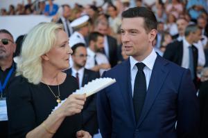 Marine Le Pen et Jordan Bardella, président du Rassemblement National (RN), lors de la cérémonie commémorant le 10e anniversaire de l'attentat qui a fait 86 morts et plus de 400 blessés le 14 juillet 2026 à Nice.