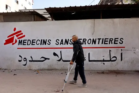 Un Palestinien se rend à pied, à la clinique de Médecins Sans Frontières (MSF), dans le quartier d'al-Rimal à Gaza.