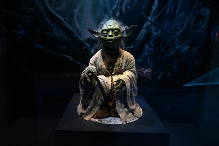 Une figurine grandeur nature de Yoda de l'univers de Star Wars est présentée à l'exposition Star Wars Identities lors d'une avant-première médiatique au ArtScience Museum de Singapour le 28 janvier 2021.