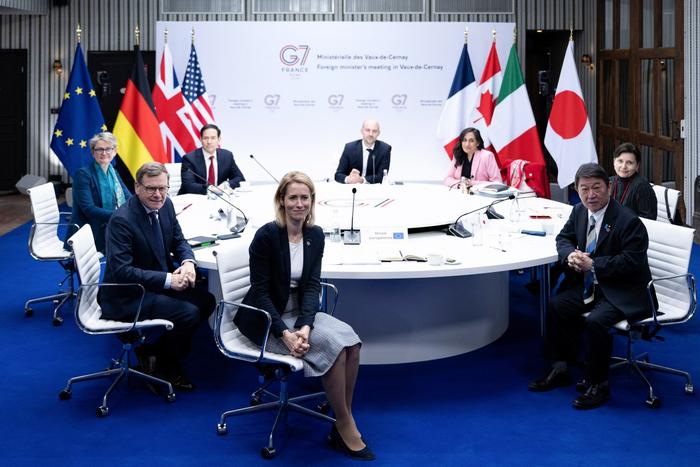 Kaja Kallas, Johann Wadephul, Yvette Cooper, Marco Rubio, Jean-Noël Barrot, Anita Anand etToshimitsu Motegi participent à des discussions sur la paix et la sécurité lors d'une réunion des ministres des Affaires étrangères du G7 à l'abbaye de Vaux-de-Cernay à Cernay-la-Ville, près de Paris, le 27 mars 2026.