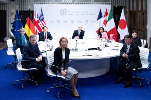 Kaja Kallas, Johann Wadephul, Yvette Cooper, Marco Rubio, Jean-Noël Barrot, Anita Anand etToshimitsu Motegi participent à des discussions sur la paix et la sécurité lors d'une réunion des ministres des Affaires étrangères du G7 à l'abbaye de Vaux-de-Cernay à Cernay-la-Ville, près de Paris, le 27 mars 2026.