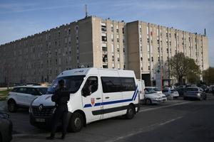 Un policier CRS anti-émeute se tient près d'un véhicule alors qu'il patrouille dans le quartier de La Castellane à Marseille, dans le sud de la France, le 20 mars 2024, un jour après la visite d'Emmanuel Macron, axée sur la sécurité et la lutte contre le trafic de drogue.
