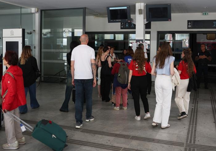 Les écrans des horaires de train restent hors service à la gare de Cannes lors d'une panne de courant dans le sud-ouest de la France, le dernier jour de la 78e édition du Festival de Cannes, le 24 mai 2025.