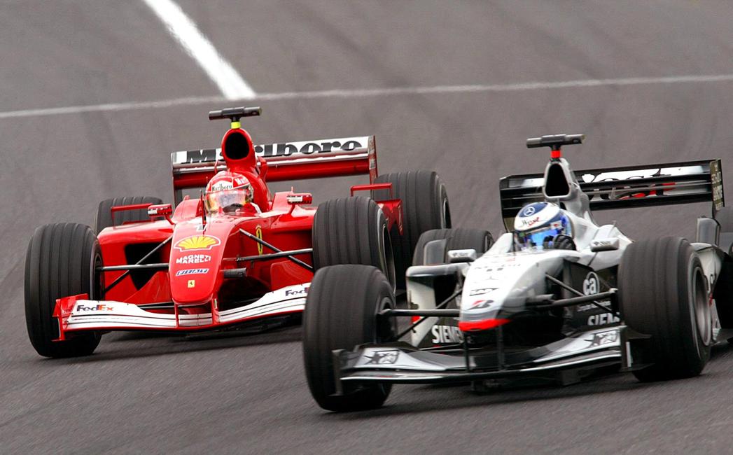 Michael Schumacher est bloqué par le Finlandais Mika Hakkinen alors qu'il tente de le dépasser lors de la finale du Grand Prix du Japon sur le circuit de Suzuka, le 14 octobre 2001.