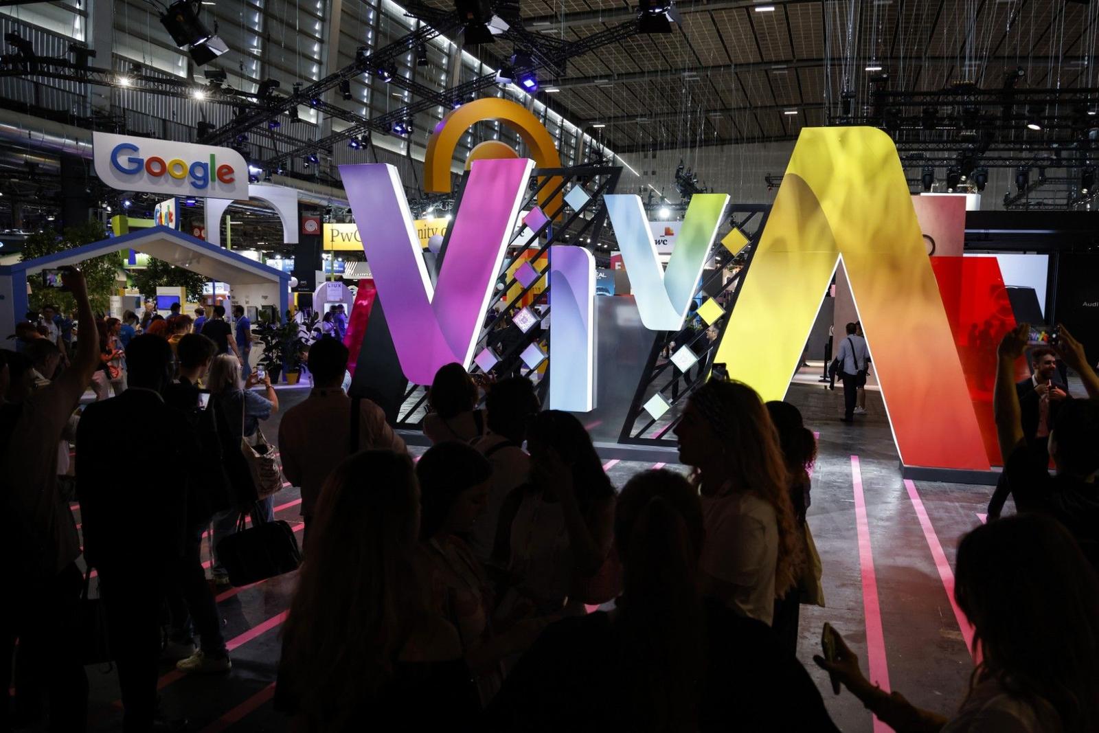 Des visiteurs arrivent au salon des startups et de l'innovation VivaTech à Paris, le 14 juin 2023.