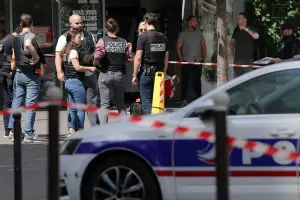 La police judiciaire intervient dans un périmètre bouclé après qu'un homme armé d'un couteau a blessé trois personnes à Paris, le 27 juillet 2026.