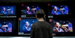 Un garçon regarde le candidat démocrate à la présidence américaine, Barack Obama, sur les écrans de télévision d'un magasin d'électronique de Wheaton, dans le Maryland, le 29 octobre 2008.