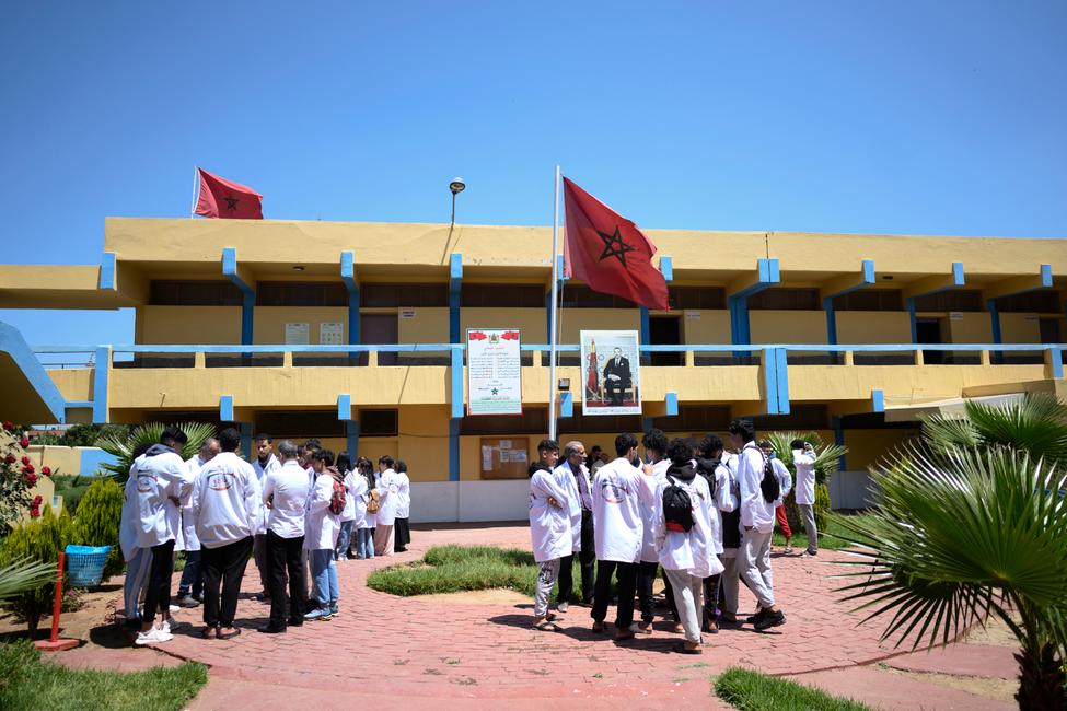 Des élèves se rassemblent dans la cour d'un centre éducatif, à Tiflet, au Maroc, le 22 mai 2025.