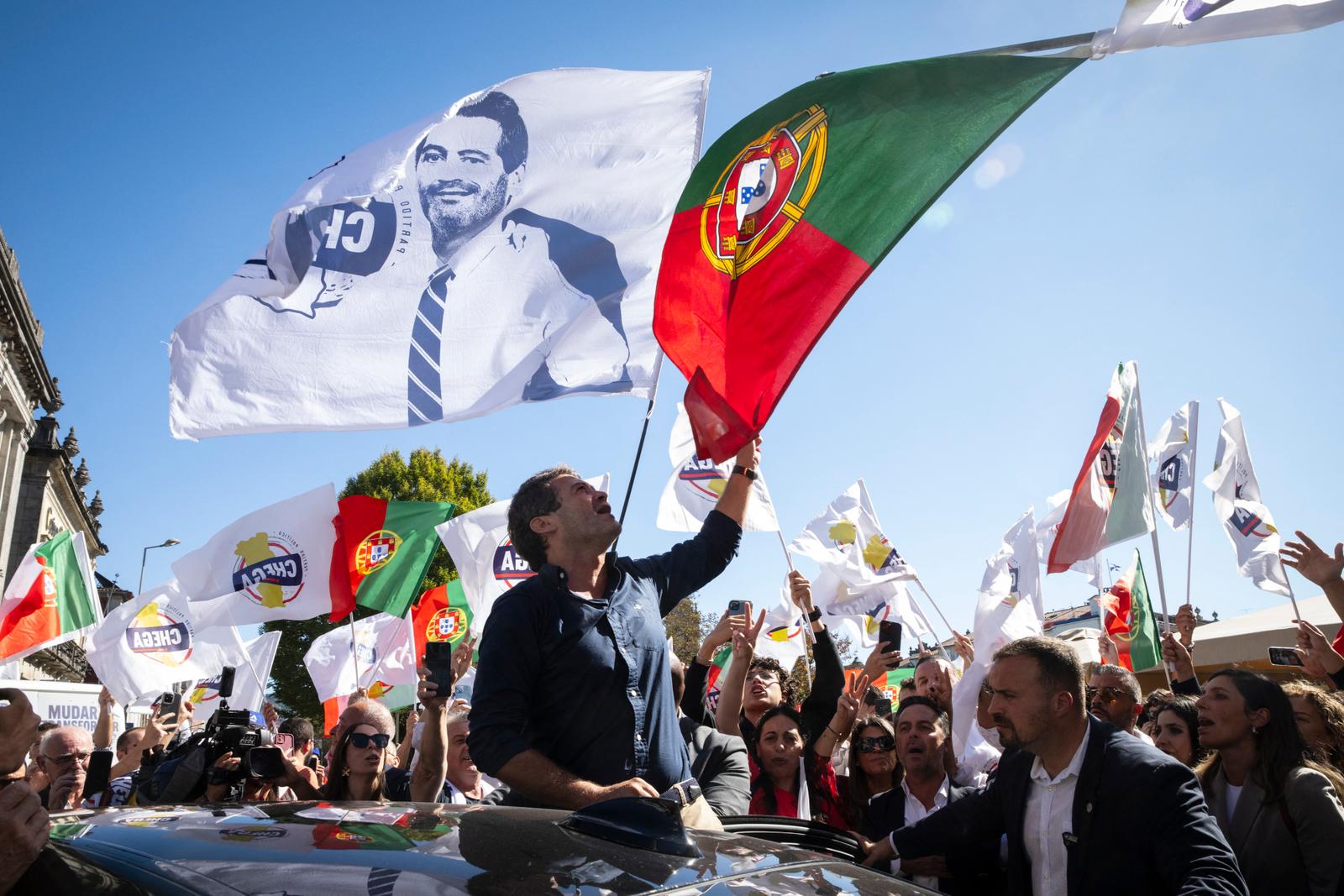 Le chef du parti d'extrême droite Chega, André Ventura (C), salue la foule lors d'un rassemblement de campagne à Braga, dans le nord du Portugal, le 10 octobre 2025, avant les élections municipales.