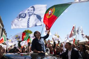 Le chef du parti d'extrême droite Chega, André Ventura (C), salue la foule lors d'un rassemblement de campagne à Braga, dans le nord du Portugal, le 10 octobre 2025, avant les élections municipales.
