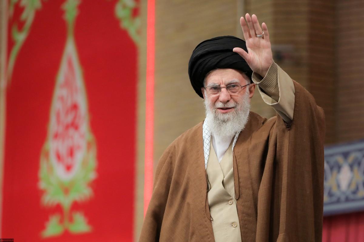 Une photo fournie par le bureau du guide suprême, l'ayatollah Ali Khamenei, le 17 décembre 2024, montre le guide suprême iranien saluant les foules avant un discours à Téhéran. (Image d'illustration)