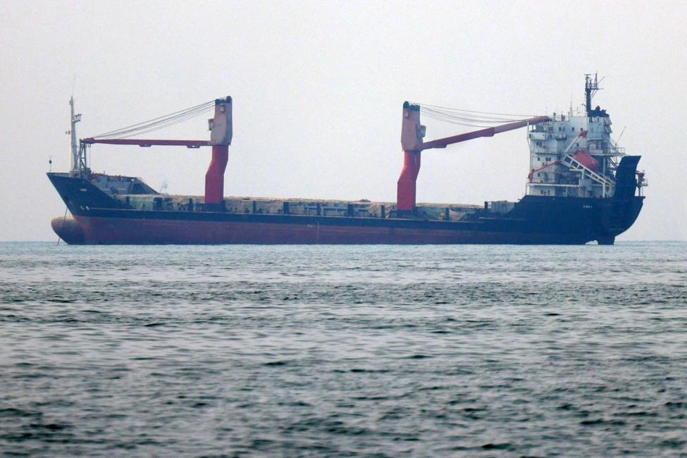Un navire marchand traverse le détroit d'Ormuz au large de Bandar Abbas, ville portuaire du sud de l'Iran, le 7 septembre 2026. Le principal négociateur iranien menaçait le 6 septembre d'une riposte plus ferme à toute nouvelle attaque américaine, après que Téhéran a ciblé des navires de guerre américains lors de leurs derniers affrontements.
