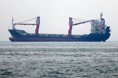 Un navire marchand traverse le détroit d'Ormuz au large de Bandar Abbas, ville portuaire du sud de l'Iran, le 7 septembre 2026. Le principal négociateur iranien menaçait le 6 septembre d'une riposte plus ferme à toute nouvelle attaque américaine, après que Téhéran a ciblé des navires de guerre américains lors de leurs derniers affrontements.