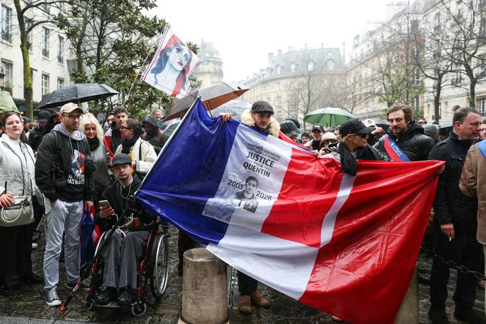 Un manifestant brandit un drapeau français sur lequel on peut lire « Justice pour Quentin » lors d'un rassemblement à Paris, le 15 février 2026.