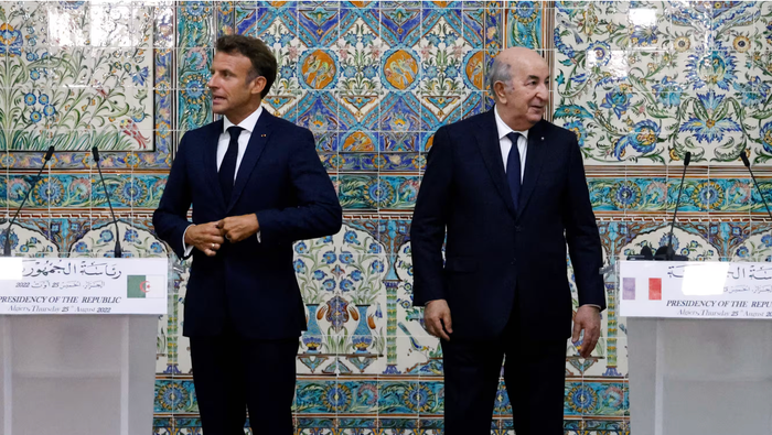 Emmanuel Macron et son homologue algérien Abdelmadjid Tebboune lors d'une conférence de presse, le 25 août 2022 à Alger.
