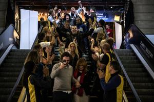 Des fans entrent dans le magasin Fnac Champs Elysées à minuit pour acheter l'album posthume de Johnny Hallyday lors de sa sortie, à Paris, le 19 octobre 2018.