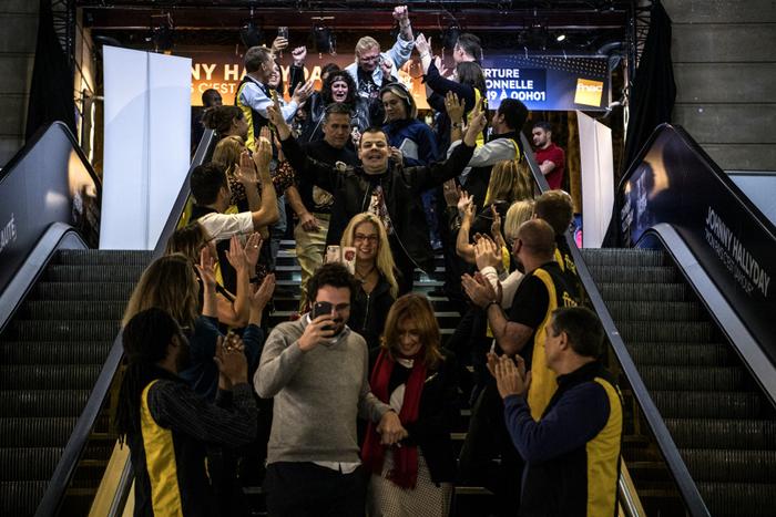 Des fans entrent dans le magasin Fnac Champs Elysées à minuit pour acheter l'album posthume de Johnny Hallyday lors de sa sortie, à Paris, le 19 octobre 2018.