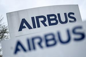 Cette photographie, prise le 29 février 2024, montre le logo de la société Airbus à l'usine Airbus Atlantic de Bouguenais, près de Nantes, dans l'ouest de la France.