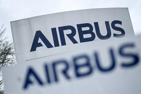 Cette photographie, prise le 29 février 2024, montre le logo de la société Airbus à l'usine Airbus Atlantic de Bouguenais, près de Nantes, dans l'ouest de la France.