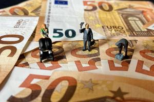 Sur 1 000 euros de dépenses publiques, 571 euros sont consacrés à la protection sociale (vieillesse, santé, famille, etc.)