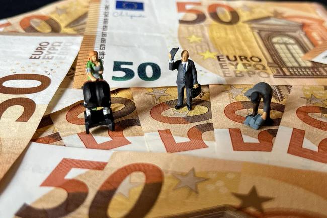 À droite comme à gauche, on se complaît à expliquer que la crise de la dette n’est pas liée à l’excès de dépenses, mais aux déficits de recettes fiscales.