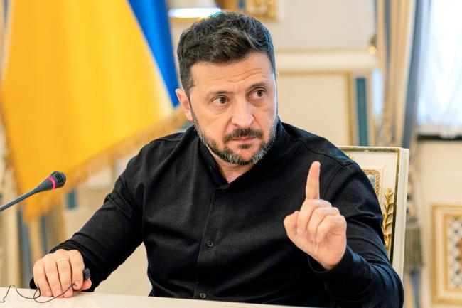 Le président ukrainien Volodymyr Zelensky s'adresse aux médias lors d'un point de presse à Kiev, le 4 juin 2025.