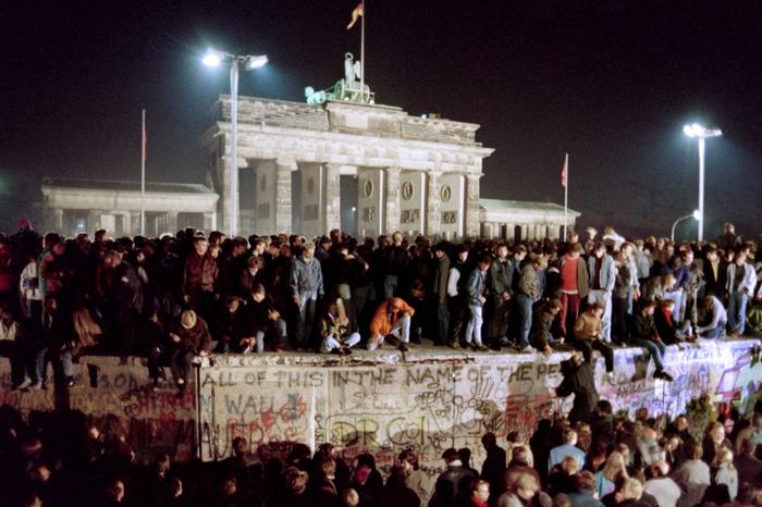 Des milliers de jeunes Berlinois de l'Est se massent au sommet du mur de Berlin, près de la porte de Brandebourg, le 11 novembre 1989.