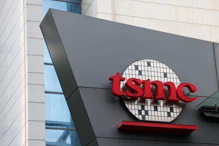 Le logo de la Taiwan Semiconductor Manufacturing Company (TSMC) est visible à son siège social à Hsinchu, le 21 novembre 2024.