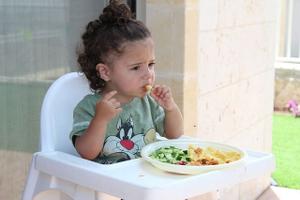 Enfant qui mange. (Image d'illustration)