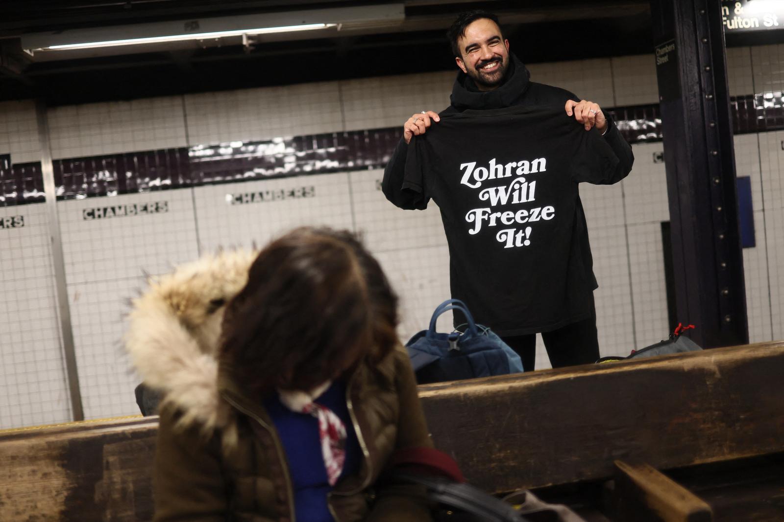 Zohran Mamdani, candidat démocrate à la mairie de New York, portant un T-shirt demandant le gel des loyers