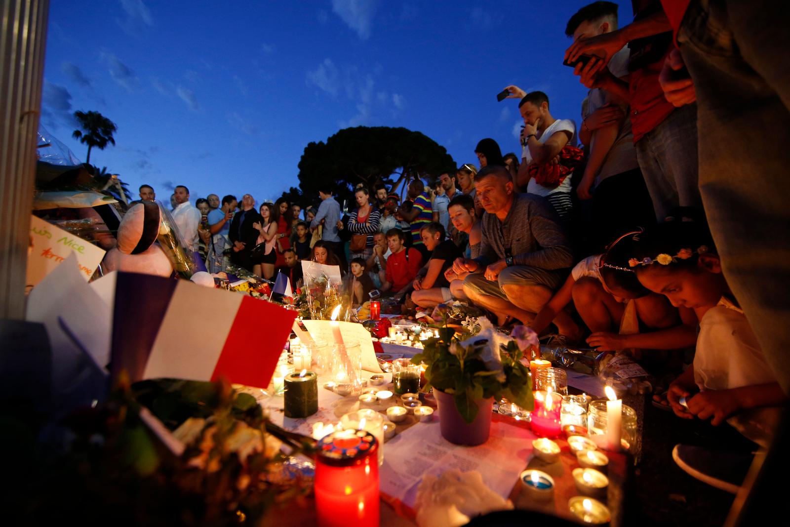 Les forces de l'ordre et la police scientifique à côté d'un semi-remorque qui a foncé dans la foule, après le feu d'artifice du 14 juillet 2016 sur la Promenade des Anglais à Nice, tuant au moins 80 personnes.