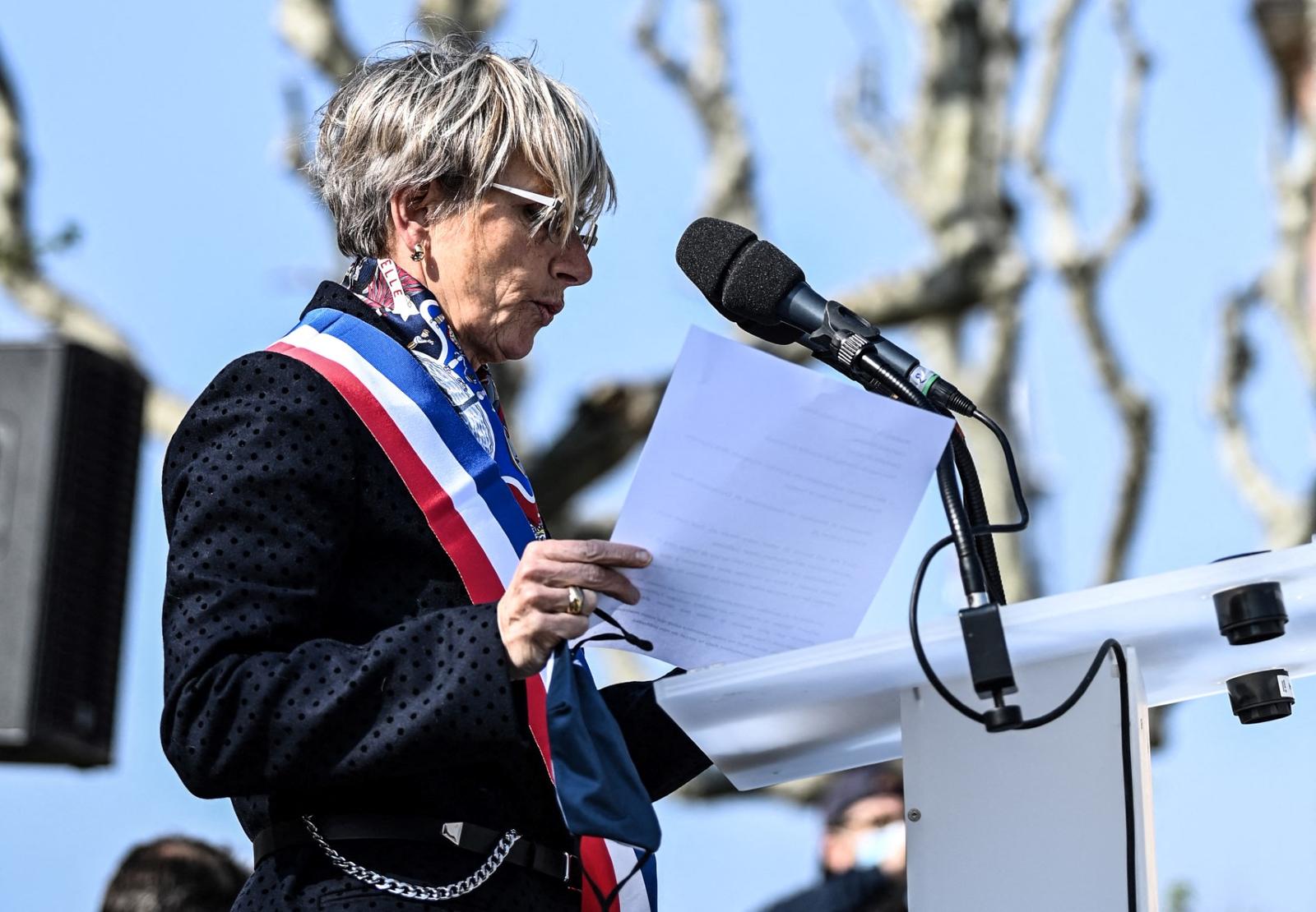 La maire de Romans-Sur-Isere, Marie-Helene Thoraval, prononce un discours à Romans-Sur-Isère, près de Grenoble, le 3 avril 2021