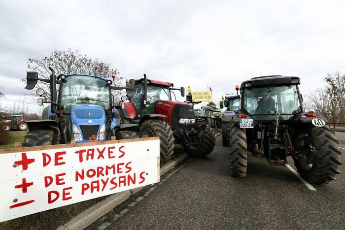 Des agriculteurs de la Coordination Rurale (CR) participent à une manifestation au Pont de l'Europe à Strasbourg, dans l'est de la France, le 9 janvier 2026, pour inciter le gouvernement français à bloquer l'accord commercial avec le Mercosur et pour protester contre la gestion de l'épidémie de dermatite nodulaire contagieuse (DNC).