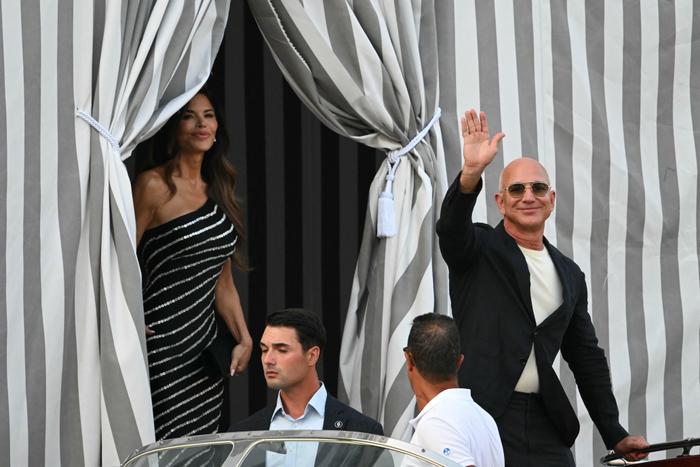 Lauren Sanchez et le fondateur américain d'Amazon, Jeff Bezos, quittent l'hôtel Aman à Venise le 25 juin 2025. (Image d'illustration)