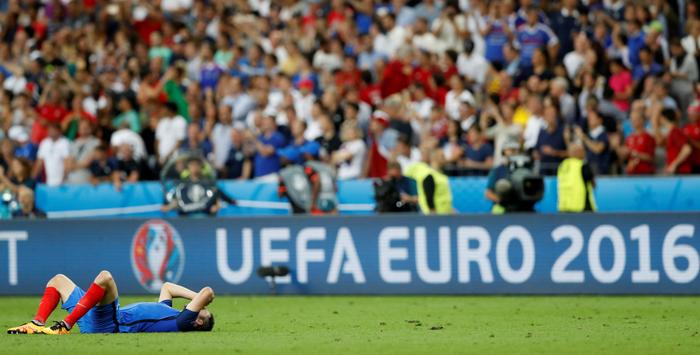 La colère et la tristesse du n°10 Français, André-Pierre Gignac, allongé sur la pelouse du stade de France après la défaite des Bleus face au Portugal en finale de l'Euro 2016 le 10 juillet 2016, et qui parlera de "cauchemar" à l'issue du match.