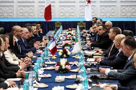 Le ministre algérien de l'Intérieur et des Transports, Saïd Sayoud (3e à droite), rencontre le ministre français de l'Intérieur, Laurent Nunez (4e à partir de la gauche), à Alger le 16 février 2026.