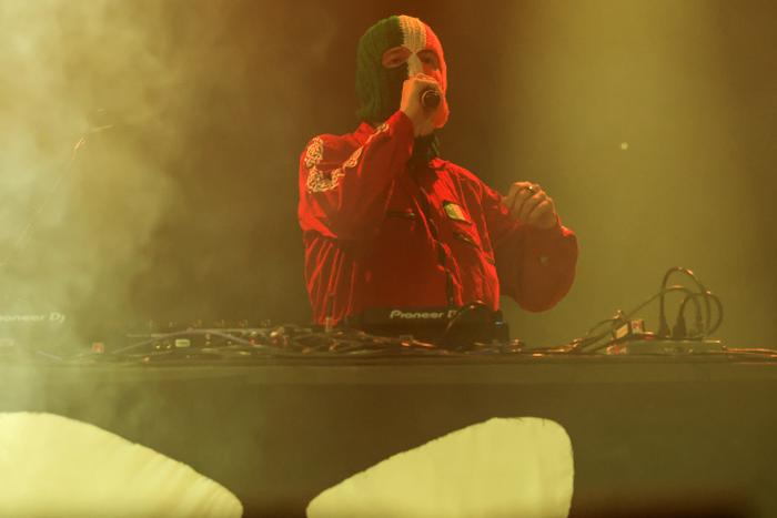 DJ Provai, membre du trio de hip-hop irlandais Kneecap, se produit sur scène lors du festival Coachella Valley Music and Arts 2025 au Empire Polo Club, le 11 avril 2025 à Indio, en Californie.