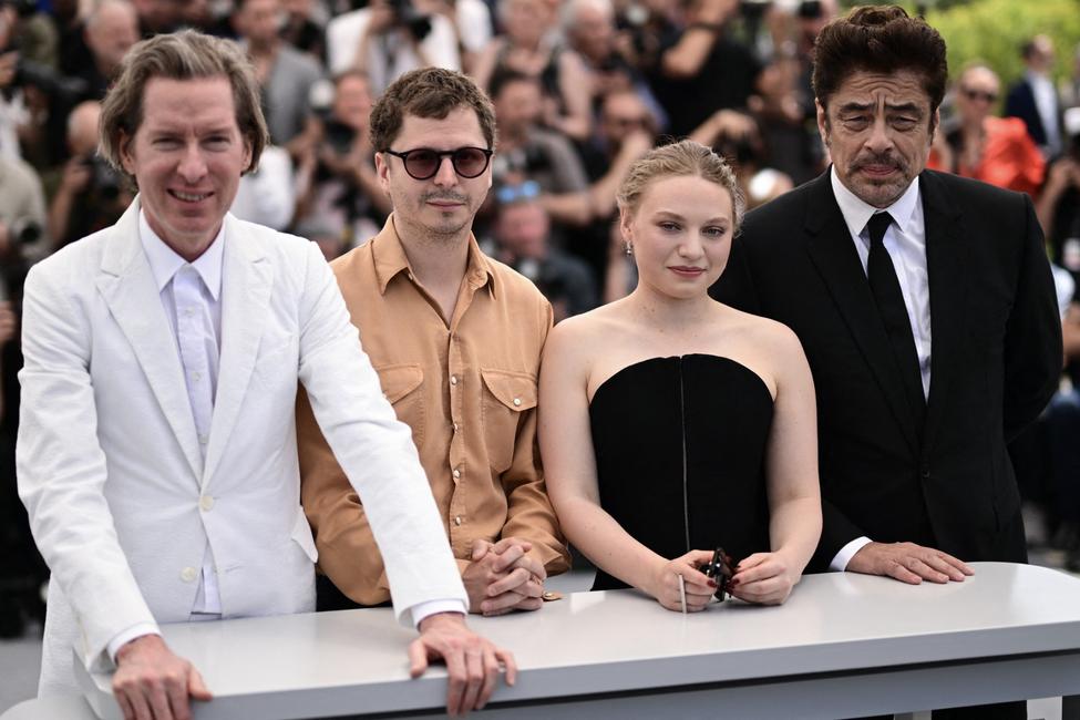 Le réalisateur, scénariste et producteur américain Wes Anderson, l'acteur canadien Michael Cera, l'actrice britannique Mia Threapleton et l'acteur portoricain Benicio Del Toro posent lors d'un photocall pour le film "The Phoenician Scheme" lors de la 78e édition du Festival de Cannes, le 19 mai 2025.