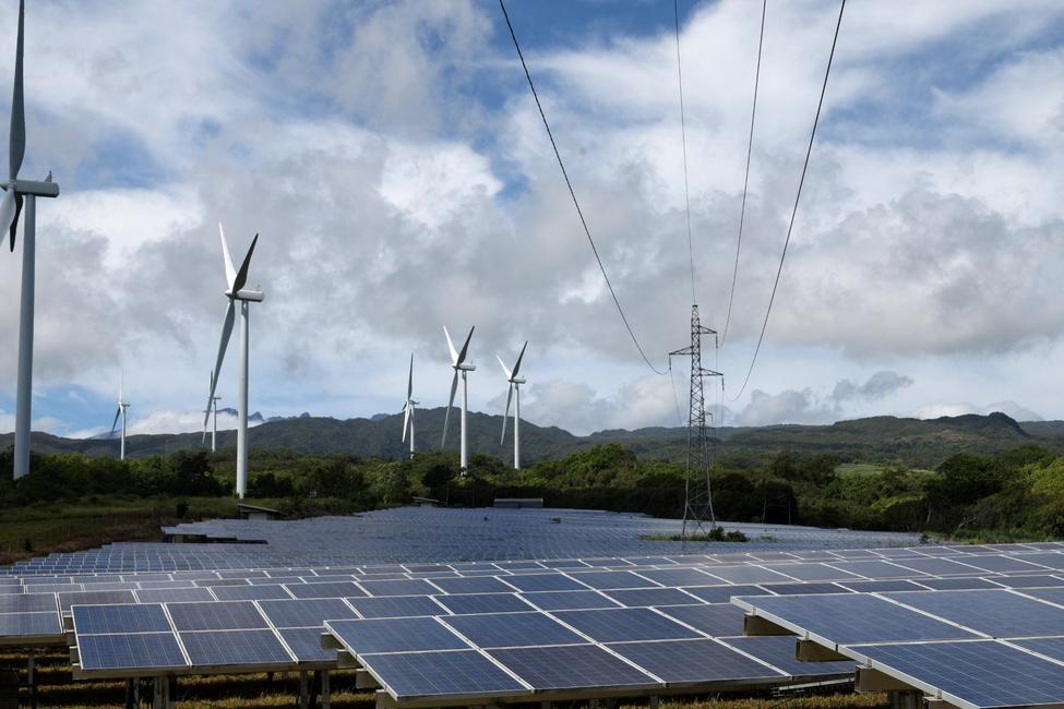 Les panneaux solaires et les éoliennes de TotalEnergies au parc éolien de La Perrière à Sainte-Suzanne, sur l'île de La Réunion, le 22 janvier 2025. 