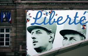 Vue prise le 16 novembre 2004 à Strasbourg, d'une banderole à l'effigie du général De Gaulle et du général Leclerc, installée pour les cérémonies de la Libération de l'Alsace.
