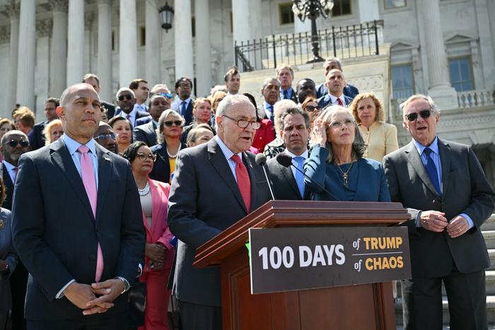 Le chef de la minorité au Sénat américain, Chuck Schumer (D-NY), avec le chef de la minorité à la Chambre des représentants, Hakeem Jeffries (D-NY), tiennent une conférence de presse à l'occasion des 100 jours de l'administration Trump, sur les marches du Sénat du Capitole américain à Washington, le 30 avril 2025.