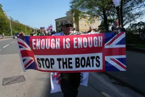 Des manifestants se rassemblent avant une marche anti-immigration à Douvres, sur la côte sud-est de l'Angleterre, le 27 avril 2025. (Image d'illustration)