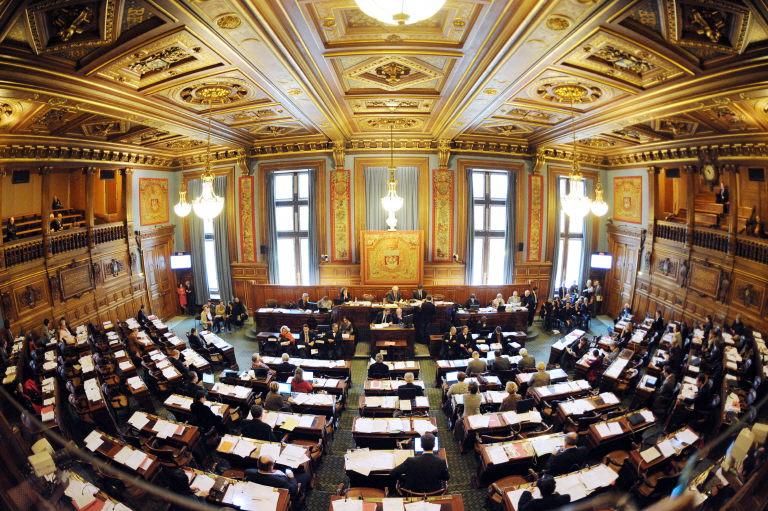 La salle du Conseil de Paris, Parlement de la Ville : "Bon les gars, on est sur écoute désormais..."