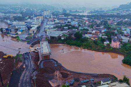 Les eaux de crue du fleuve Taquari inondant une route secondaire le long de la rue General Daltro Filho à Roca Sales, dans l'État du Rio Grande do Sul, au Brésil, le 22 juillet 2026.