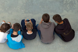 Des jeunes consultent leurs téléphones portables dans un lycée de Pornic, en Loire-Atlantique, en France. 